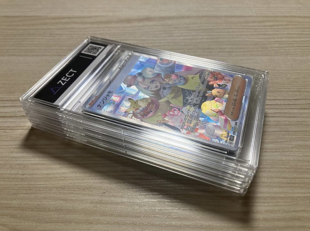 ZECTトレカローダーにポケモンカードを収納した実物写真